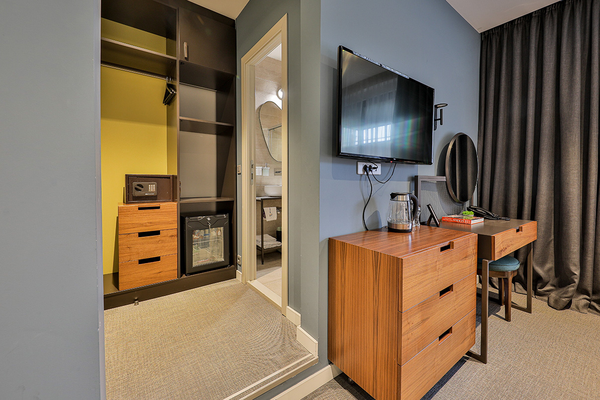 Hotel Botanica – Deluxe Double Room Amenities Deluxe Double Room amenities and wardrobe area at Hotel Botanica