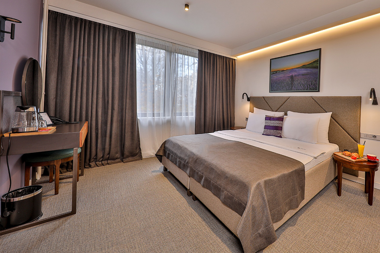 hotel-botanica-superior-double-room-belgrade Superior Double Room at Hotel Botanica Belgrade with double bed and modern interior