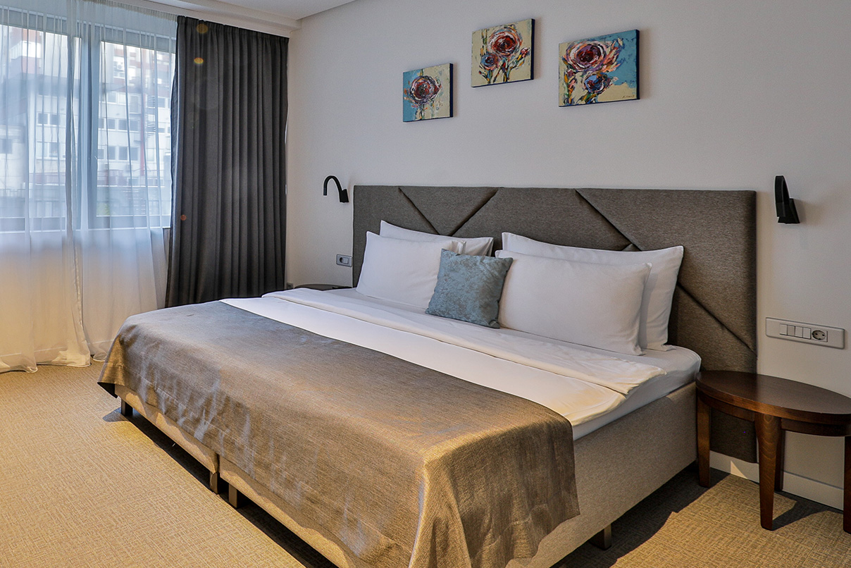 hotel-botanica-superior-double-room-belgrade2 Superior Double Room at Hotel Botanica with comfortable double bed and elegant interior