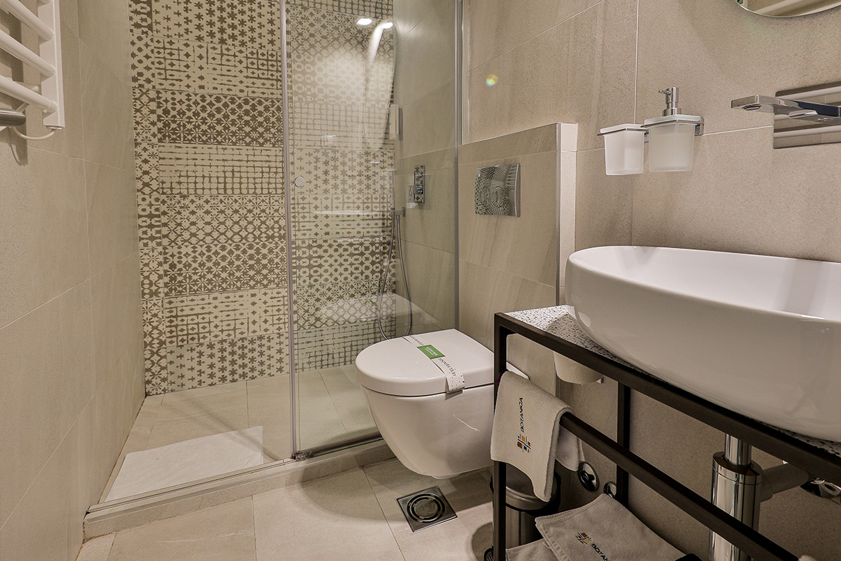 superior-double-room-bathroom-hotel-botanica Modern bathroom in Superior Double Room at Hotel Botanica