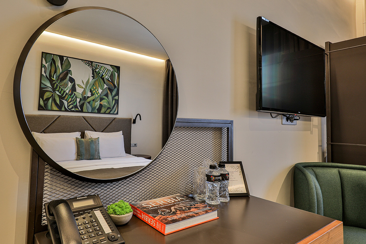 superior-double-room-interior-hotel-botanica Workspace and amenities in Superior Double Room at Hotel Botanica Belgrade